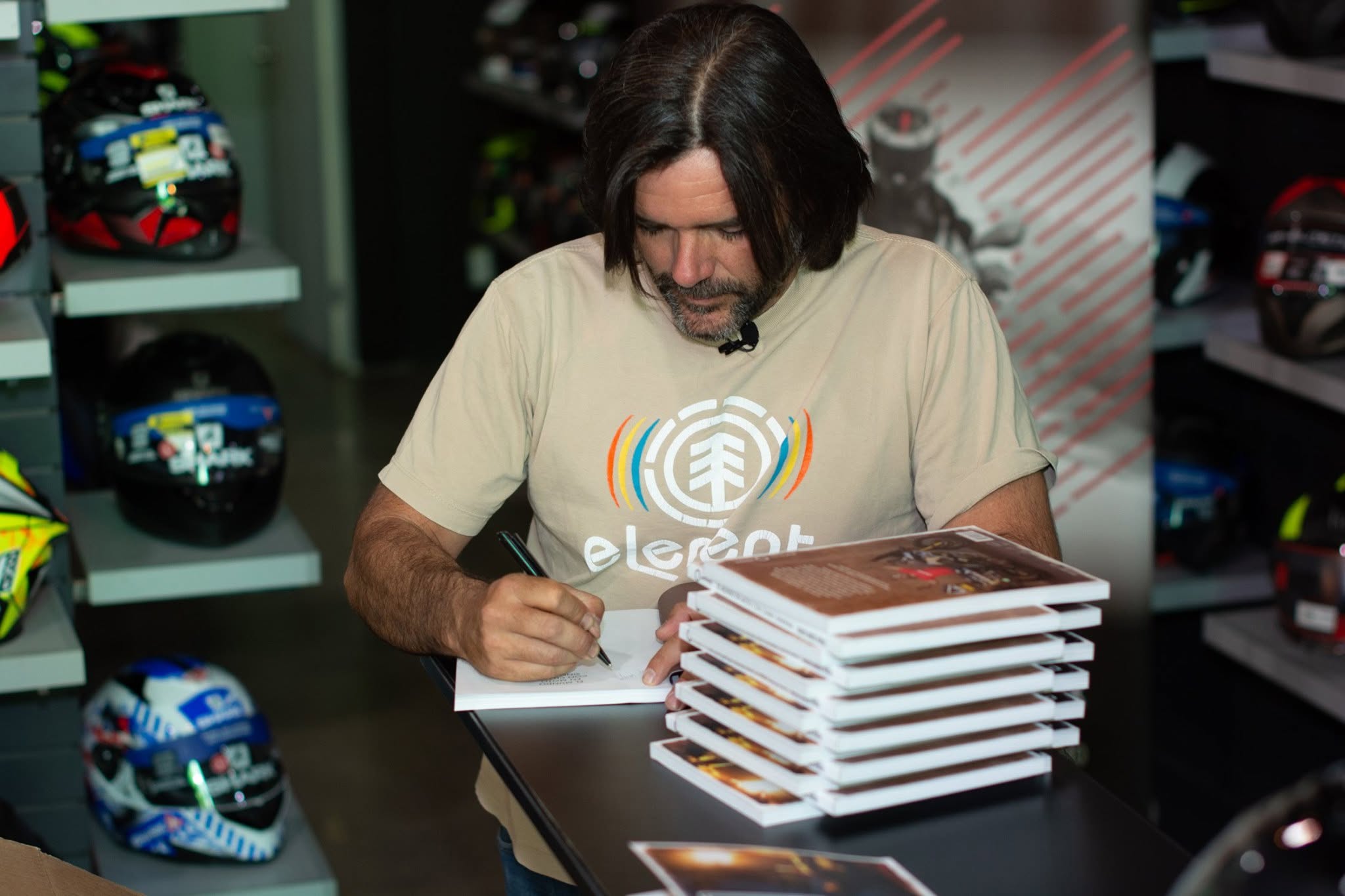 Firma con Charly Sinewan